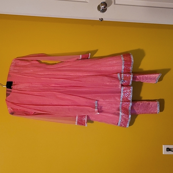 Girl's Traditional Outfit - Picture 2 of 3